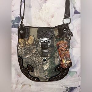 Realtree Womens  Crossbody Camouflage Studded Buckle Purse Handbag Y2K NEW Tag​